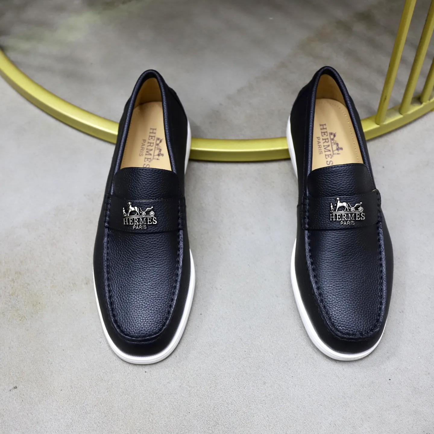 Ex-factory price: 560💰Hermès/Hermès slip-on men's shoes. This shoe is made of imported pebbled cowhide. It has simple and smooth lines and is combined with aerodynamically designed 3CM rubber foam ultra-light soles! Youthful and fashionable, classic H-shaped hardware buckle decoration, calf lining gently wraps the feet, with logo cowhide feet, casual and urban style, highlighting youthful vitality, sports and leisure version, super versatile, code number: 38-39-40-41-42-43-44 standard leather shoe size (45 can be customized but does not support returns)